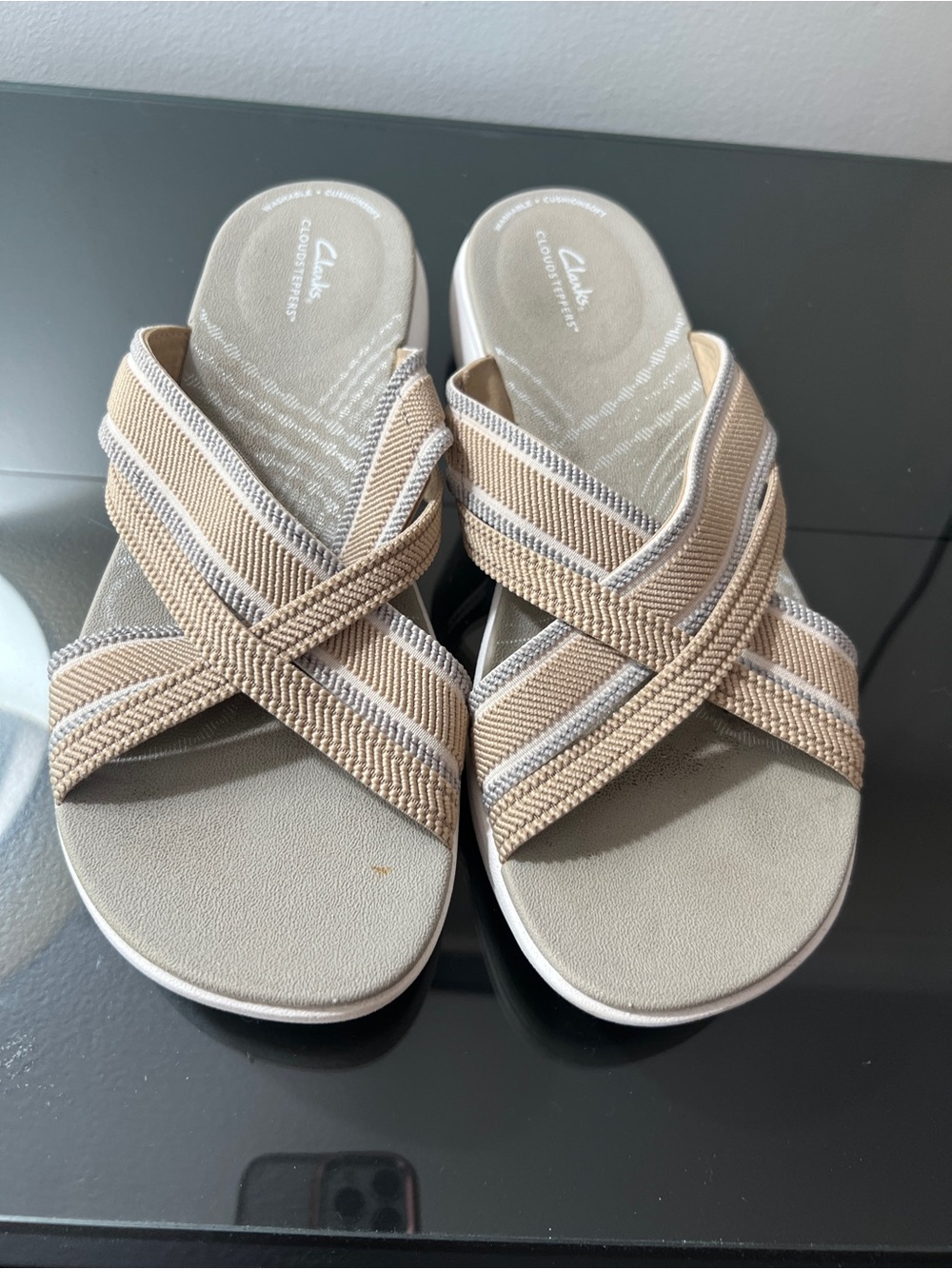 Clarks Women’s Taupe Crisscross Elastic Slide Sandals Size 9.5 Wide